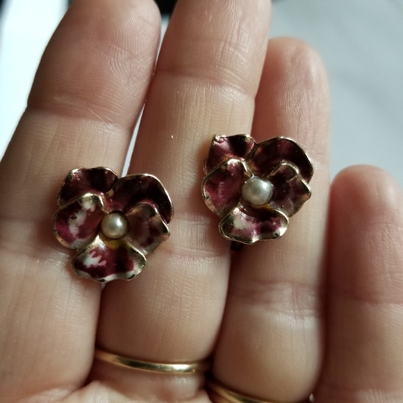 Relisted -Vintage pansy earrings enamel flower floral gold tone red maroon - Picture 9 of 11